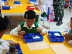 Proses-pembagian-MBG-di-Taman-Kanak-kanak-TK-Rauzatul-Khaira-Gampong-Blang-Bitra.jpg