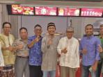Rektor-UNIDA-Prof-Dr-Syafei-Ibrahim-kunjungi-Kutaradja-Fried-Chicken.jpg