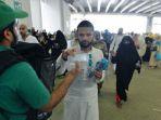Relawan-Bagikan-Air-Mineral-ke-Jamaah-Haji-di-Arab-Saudi.jpg