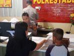 Rusmiati-bersama-anaknya-AL-membuat-laporan-polisi-dugaan-malpraktik.jpg