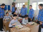 Saifuddin-saat-meninjau-penyaluran-program-MBG-di-sekolah-Sibreh.jpg