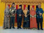 Salman-Al-Farisi-foto-bersama-dengan-pejabat-lama-Samhudi.jpg