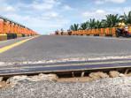 Sambungan-jembatan-Krueng-Tamiang-rusak-dan-membahayakan-pengendara.jpg