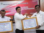 Samsat-Aceh-Barat-Terima-Penghargaan_01.jpg