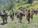 Satgas-Pamtas-RI-PNG-Mobile-Yonif-113JS-disamput-warga-Sanepa-Papua.jpg