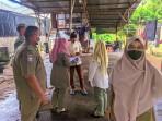 Satpol-PP-WH-Aceh-saat-merazia-seorang-ASN-yang-nongkrong-131025.jpg