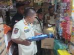 Satpol-PP-dan-petugas-Bea-Cukai-Langsa-saat-menyita-rokok-ilegal-do-toko-kelontong-Idi-Rayeuk.jpg