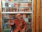 Sayed-Muhammad-Husen-memperlihatkan-buku-Khatib-New-setebal-84-halaman.jpg