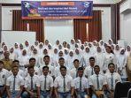 Sebanyak-60-siswa-siswi-SMAN-1-Banda-Aceh-foto-bersama-dengan-kepala-sekolah.jpg