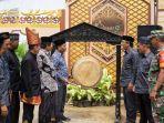 Sejumlah-pejabat-saat-memukul-rapai-sebagai-tanda-dibukanya-ajang-Classic.jpg