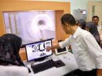 Sekretaris-Daerah-Aceh-melihat-pengoperasian-MRI-15-Tesla-RSUDZA.jpg