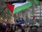 Seorang-anak-laki-laki-mengibarkan-bendera-Palestina-dalam-protes-mendukung-Palestina.jpg