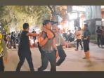 Seorang-mahasiswa-digiring-polisi-di-depan-JCO-Jalan-Daud-Beureueh.jpg