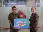 Seorang-pedagang-di-bener-meriah-mendapatkan-rezeki-nomplok-dari-telkomsel-Rp-100-juta.jpg