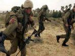 Seorang-tentara-Israel-IDF-mengevakuasi-seorang-temannya-di-pertempuran-di-Gaza.jpg