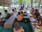 Siswa SDN 2 Seumanah Jaya Belajar di Parkiran, Begini Penjelasan Komite