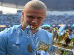 Striker-Man-City-Erling-Haaland-berpose-dengan-trofi-juara-Liga-Inggris-2023-2024.jpg