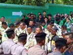 Suasana-tegang-di-depan-pintu-gerbang-kampus-Universitas-Malahayati.jpg