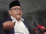 Subhan-Penggugat-Wapres-Gibran-Rakabuming-Raka-saat-ditemui-di-Pengadilan.jpg