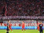 Suporter-Bayern-Munchen-Bentangkan-Spanduk-Tragedi-Kanjuruhan-Lebih-dari-100-Orang-Dibunuh-Polisi.jpg