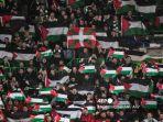 Suporter-mengibarkan-bendera-Palestina-dan-menyanyikan-lagu-Youll-never-walk-alone.jpg