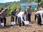 Suradji-Junus-melakukan-penanaman-bibit-jagung-secara-simbolis.jpg
