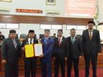 Syukri-A-Jalil-menyerahkan-Dokumen-Raqan-RPJMD-ke-DPRK.jpg