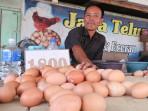 TELUR-MAHAL-Andi-saat-menjajakan-telur-di-kiosnya-Senin-13102025.jpg