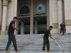 TNI-gotong-royong-bersihkan-halaman-dan-dalam-Masjid-Agung-Islamic-Center.jpg
