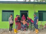 TNI-saat-serah-terima-rumah-layak-huni-bagi-Jamisah-78-di-Desa-Pucuk-Lembang.jpg