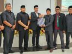 Tarmizi-Panyang-menyerahkan-dokumen-Rancangan-Perubahan-APBK-2025.jpg