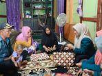 Tas-plastik-bahan-baku-sampah-plastik-sachet-bisa-menjadi-tas-menarik-oleh-mahasiswa-UNIKI.jpg