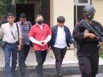 Tersangka-kasus-judi-online-Apin-BK-alias-Jonni-saat-digelandang-dari-Polda-Sumut.jpg