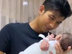 Teuku-Ryan-Gendong-Anak-Pertamanya-dengan-Ria-Ricis.jpg