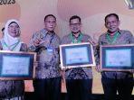 Tiga-Kepala-SMA-Kabupaten-Aceh-Utara-terima-penghargaan-Adiwiyata.jpg