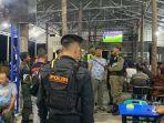 Tim-Gabungan-melakukan-sidak-di-sejumlah-warung-kopi-untuk-mencegah-praktik-judi-online.jpg