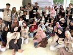 Tim-Pengabdian-FKH-USK-dan-kader-posyandu-Dusun-Lambateung-tunjukkan-mi-sehat.jpg