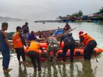 Tim-gabungan-TNI-Polri-dan-BPBD-Aceh-Selatan-dan-warga-saat-mengevakuasi-dua-nelayan.jpg
