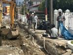 Tim-teknis-Telkom-saat-sedang-memperbaiki-jaringan-bawah-tanah-di-depan-Kantor-BPKD-Aceh-Selatan.jpg