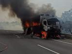 Ribuan Paket Online Hangus, Truk Ekspedisi Terbakar di Tol Cipali Subang