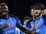 Victor-Osimhen-dan-Khvicha-Kvaratskhelia-merayakan-gol-antara-Napoli-vs-Atalanta.jpg