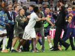 Vinicius-Junior-kiri-berdebat-dengan-Raphinha-dan-Lamine-Yamal-di-Laga-Real-Madrid-vs-Barcelona.jpg
