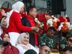 Viral-Darwati-Tersenyum-saat-Irwandi-dan-Steffy-Cari-Kursi-di-Pembukaan-PON-2024.jpg