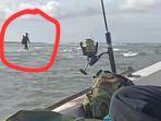 Viral-Pria-Berjalan-di-Atas-Air-Laut.jpg