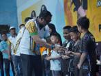 Wabup-Nagan-Raya-menyerahkan-hadiah-kepada-peraih-juara-pada-kejuaraan-bulutangkis.jpg