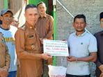Wabup-Zaman-Akli-menyerahkan-bantuan-masa-panik-dari-Baitul-Mal-untuk-korban-bencana.jpg