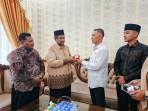 Wabup-Zaman-Akli-menyerahkan-penghargaan-kepada-ahli-waris-pejuang-kemerdekaan.jpg