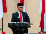 Wabup-Zaman-Akli-saat-memberikan-jawaban-atas-pandangan-umum.jpg