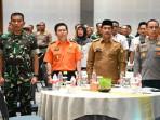 Wakil-Bupati-Aceh-Besar-menyerahkan-cenderamata-kepada-Direktur-Bina-Potensi-Basarnas.jpg