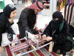 Wanita-Arab-Saudi-Membuat-Kain-Tenun-di-Kairo.jpg